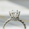 Couronne Royale – Bague Solitaire Halo Moissanite 2 Carats en Argent 925