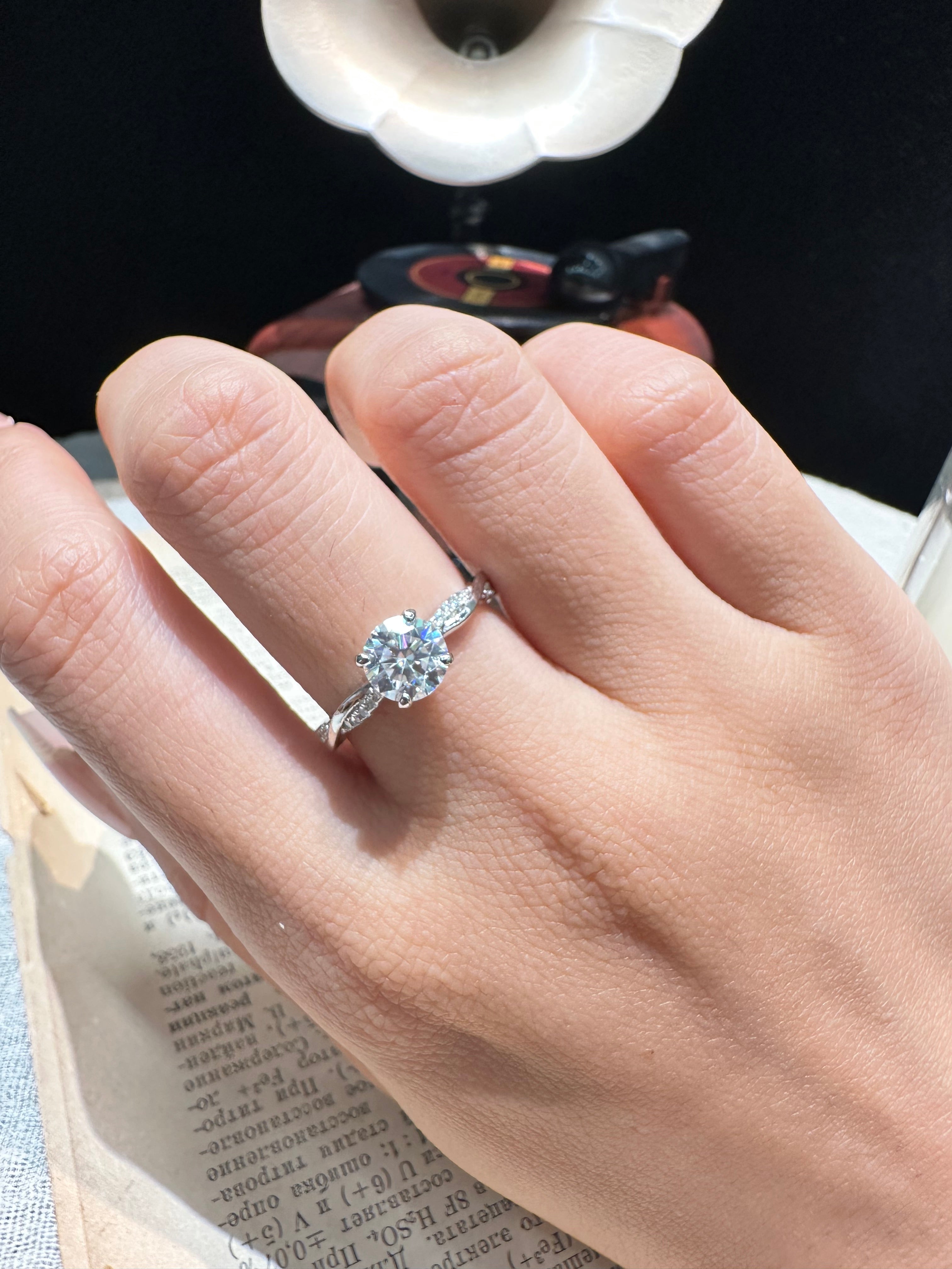 Élégance Infinie – Bague Solitaire Moissanite 1 Carat