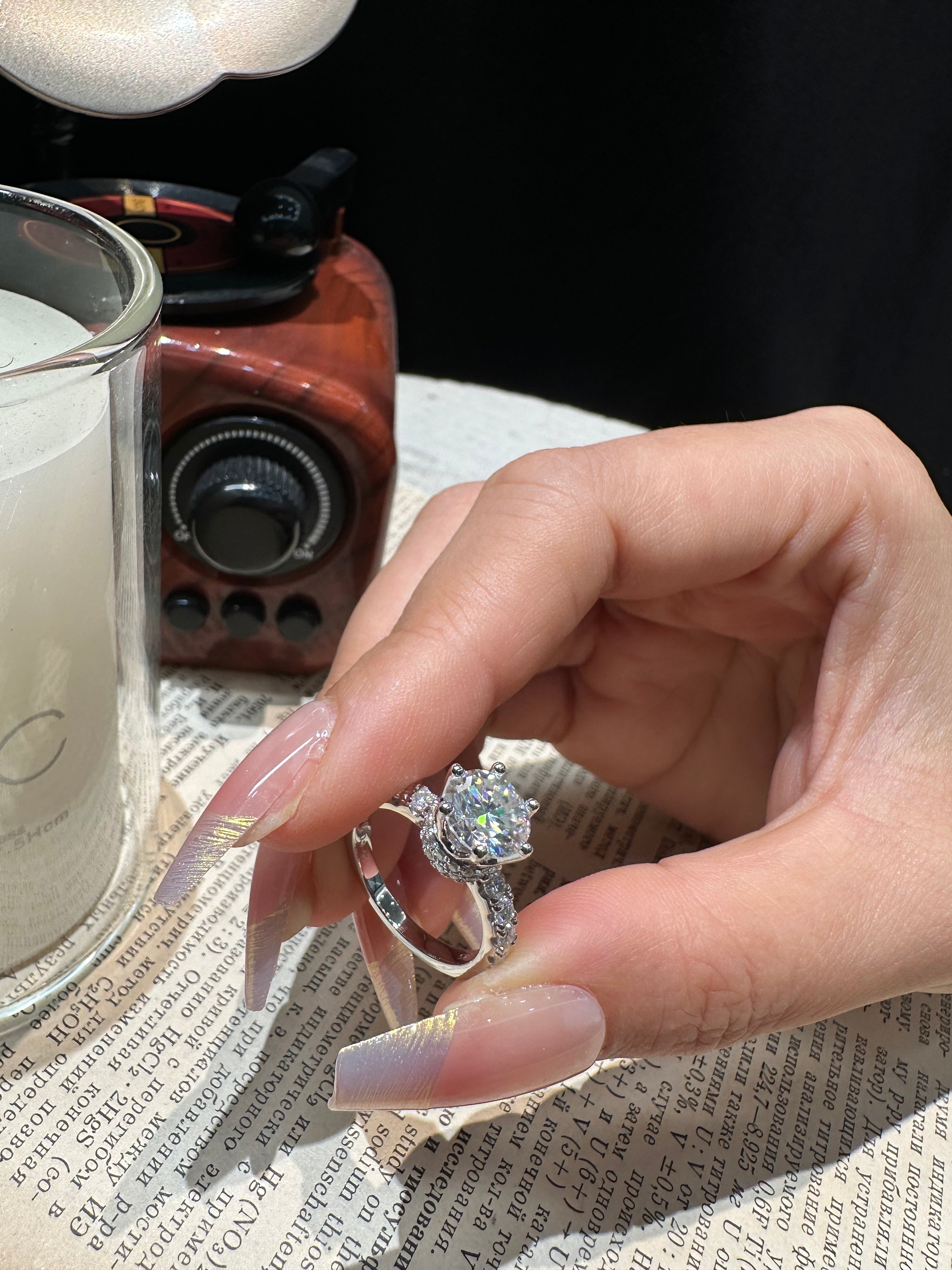 Couronne Royale – Bague Solitaire Halo Moissanite 2 Carats en Argent 925