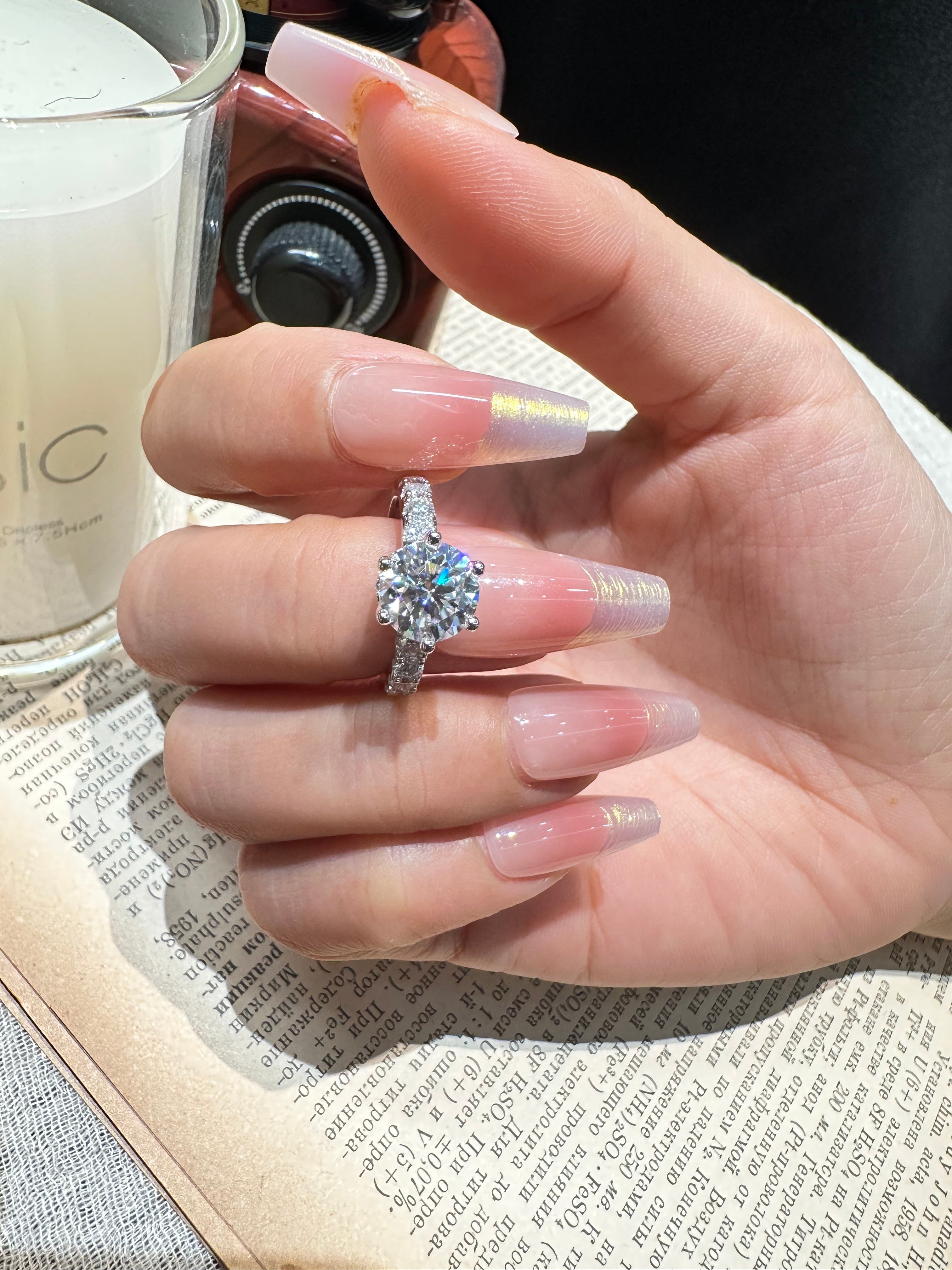 Couronne Royale – Bague Solitaire Halo Moissanite 2 Carats en Argent 925
