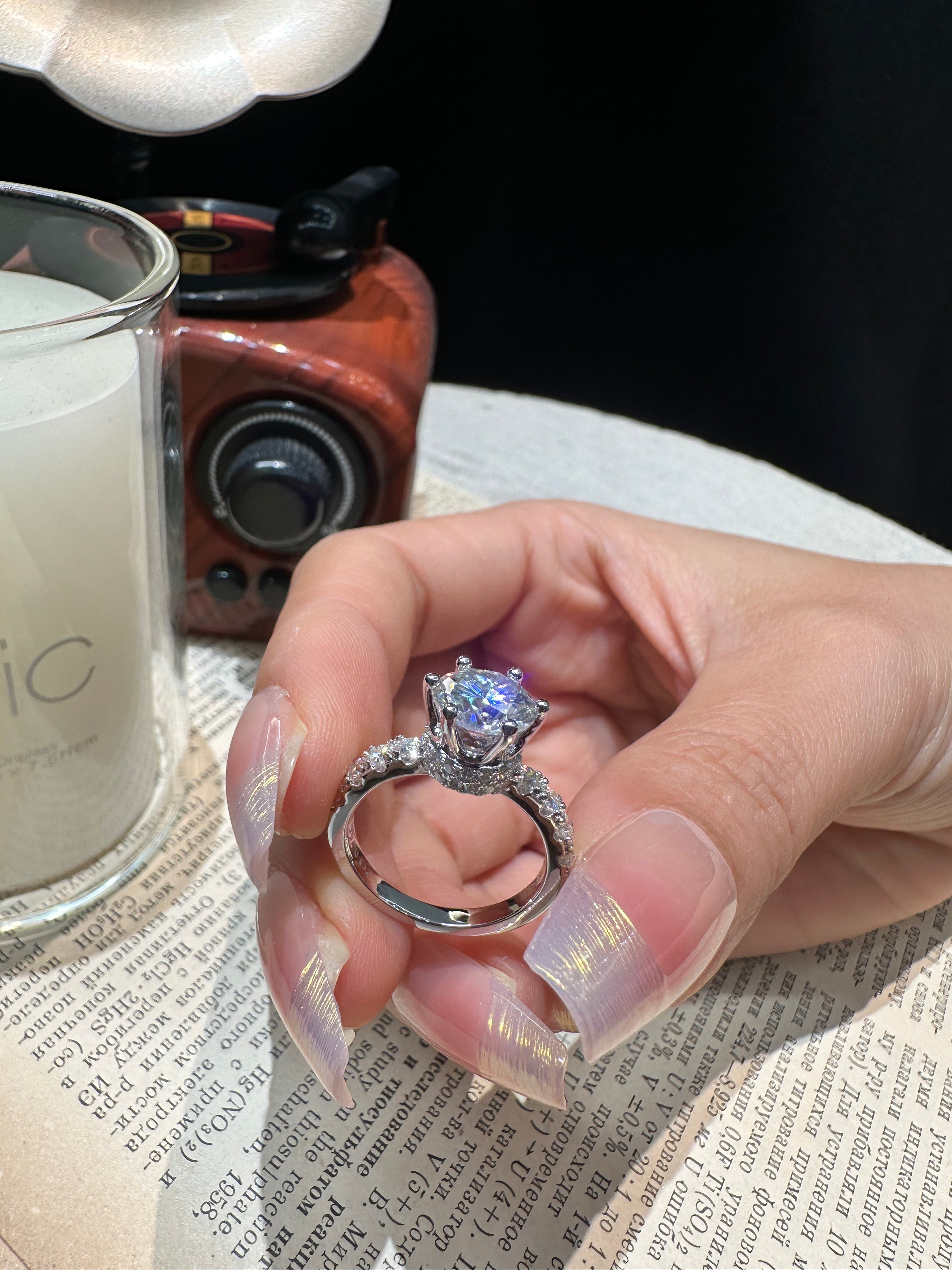 Couronne Royale – Bague Solitaire Halo Moissanite 2 Carats en Argent 925