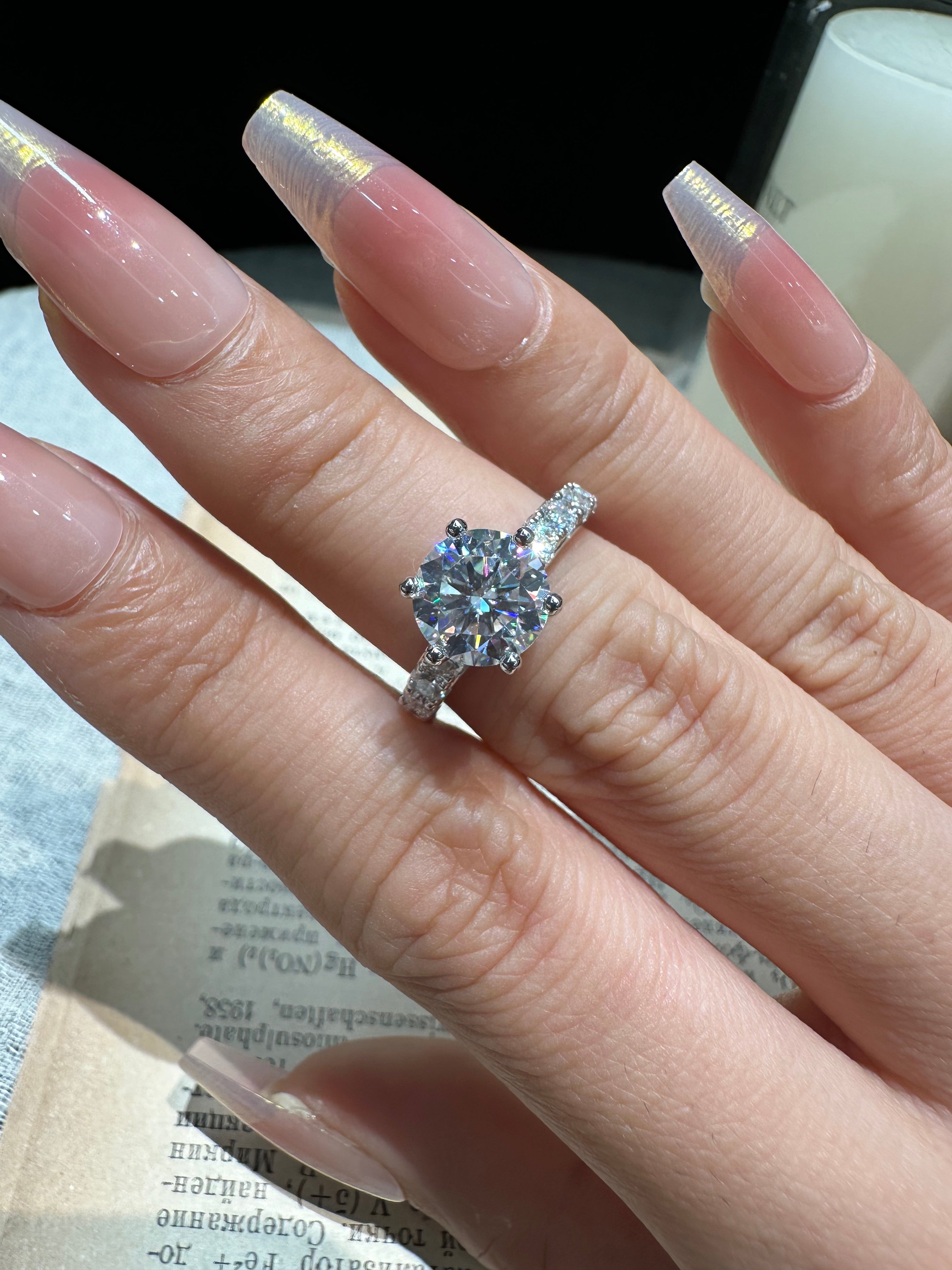 Couronne Royale – Bague Solitaire Halo Moissanite 2 Carats en Argent 925